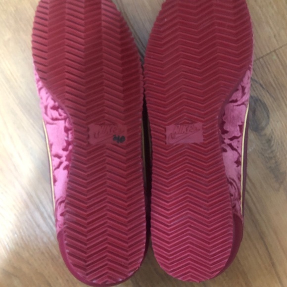 Women Nike Velour sneakers - Picture 5 of 8